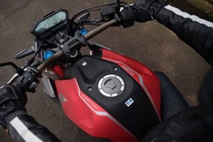 Bensin RON tinggi tidak selalu lebih baik untuk motor Honda. Ketahui dampaknya pada performa, konsumsi BBM, hingga risiko kerusakan mesin serta pentingnya servis di AHASS.
