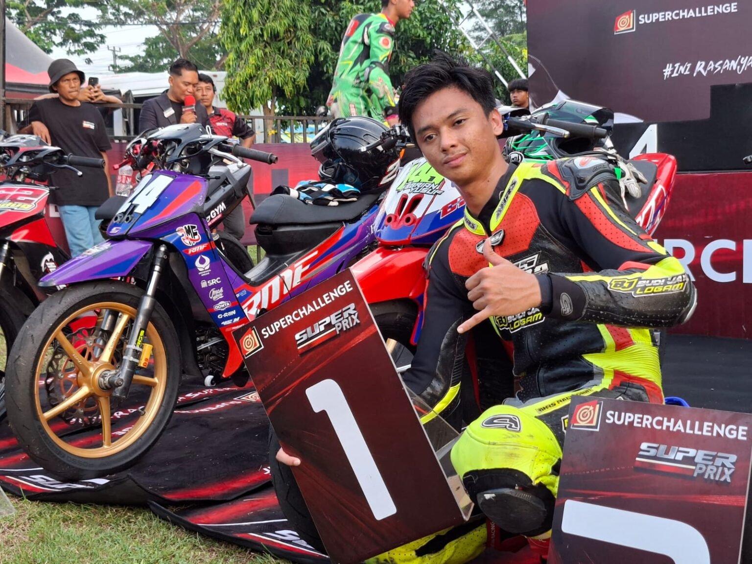 Febrian Yusuf dari tim Buana Karya Andalan (BKA) sukses meraih podium 1 di kelas Bebek 2 Tak 116cc Novice. Simak perjuangan dan komentar usai kemenangan dramatisnya di lintasan balap.