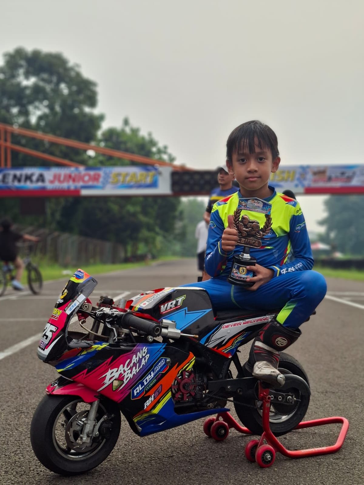 Devin Melviano bersama Aldy Jaya Racing Team x Bacang Balap berhasil meraih podium ketiga di kelas Beginner 4-7 Tahun pada Cup Prix Sentul Seri 1 2026. Hasil ini menjadi kebanggaan di usia dini dengan dukungan penuh keluarga.