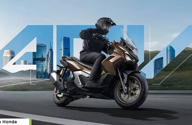 Honda ADV160 hadir dengan desain gagah bergaya adventure, fitur modern, dan konsumsi BBM irit hingga 45 km/liter. Simak keunggulan skutik Honda yang nyaman untuk harian dan touring.