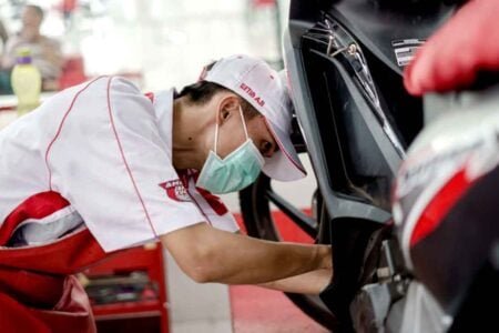 Motor Honda tiba-tiba boros BBM? Kenali 5 penyebab utama seperti filter udara kotor, busi lemah, hingga gaya berkendara. Simak solusi dan perawatan di AHASS.