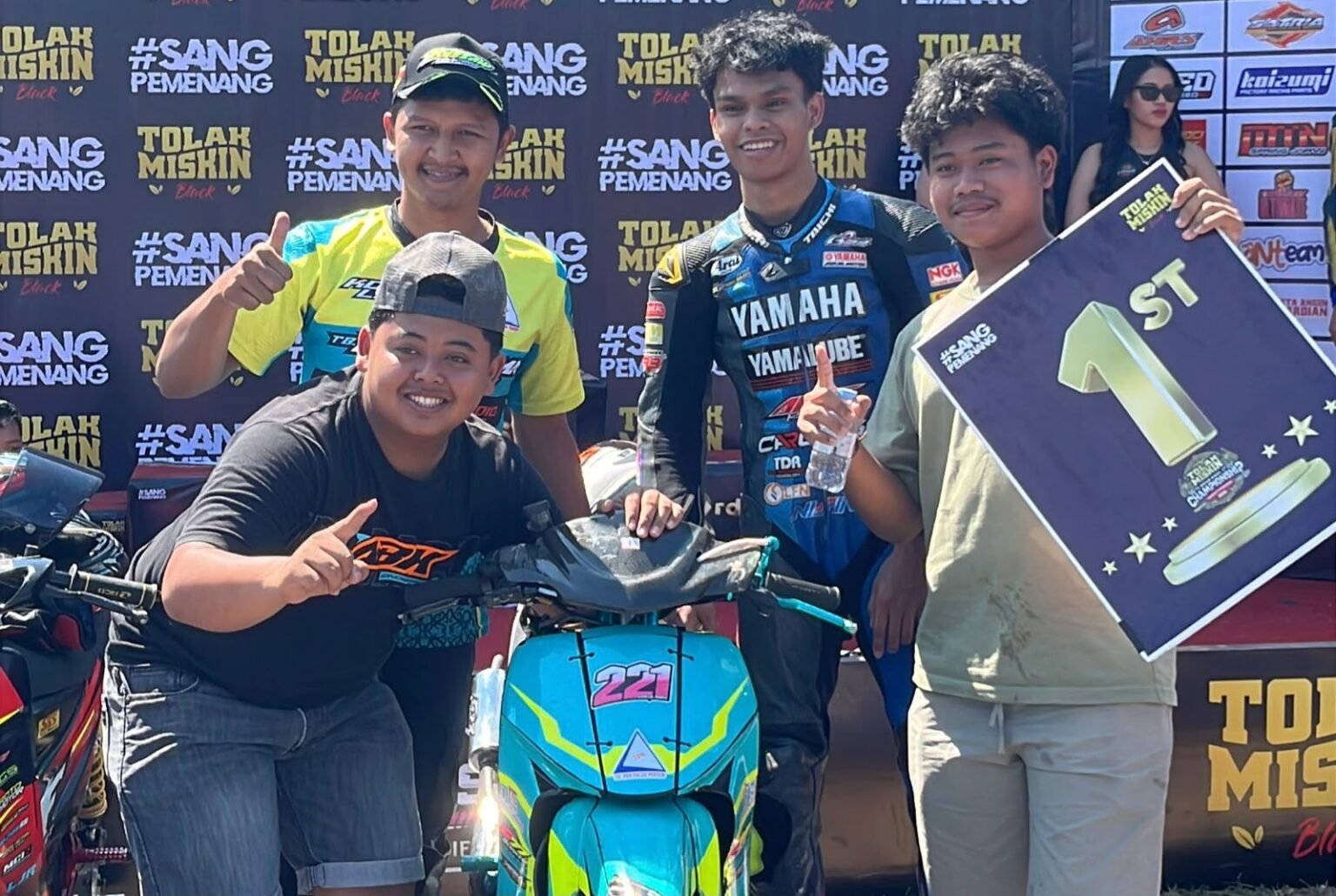 Josua Mbeo bersama tim Resmon Tabalong G77 Bengkel ABK Wonogiri tampil impresif di Tolak Miskin Championship Boyolali. Berkat kecepatan yang konsisten dan strategi balap yang matang, ia sukses meraih podium tertinggi di kelas Bebek 2T Standar Novice.