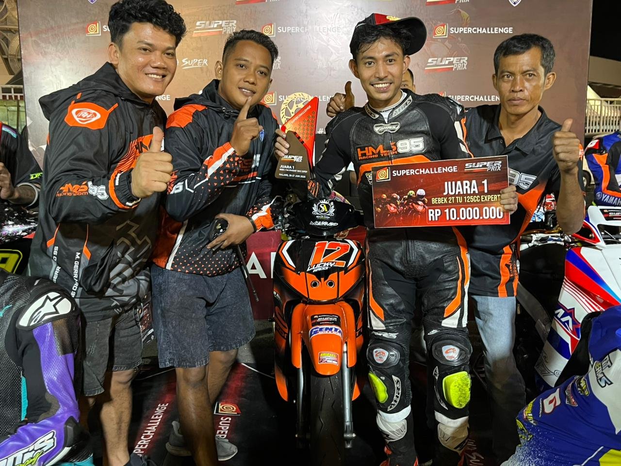 Lucky Kaddi bersama HMS95 sukses menjuarai race Bebek 2T 125 Expert Superprix 2026 Seri 3 Malang. Tampil superior, ia mampu menjaga ritme di tengah tekanan rival hingga finis sebagai pemenang.