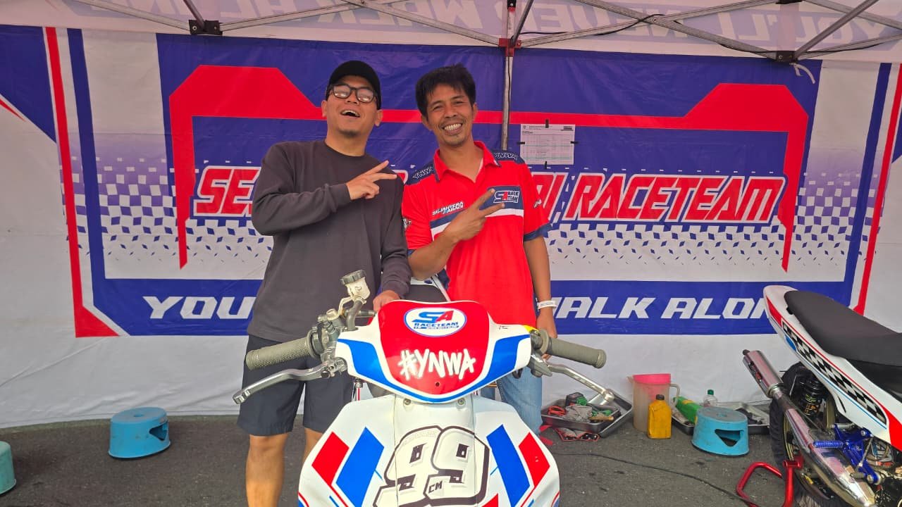 Lukman Hakim atau yang sering disapa Uman, Owner Sejahtera Abadi Racing Team, hadir langsung di SuperPrix Malang 2026. Tak sekadar menyaksikan balapan, ia dikenal sebagai pelaku aktif di dunia drag race, sprint rally, dan slalom.
