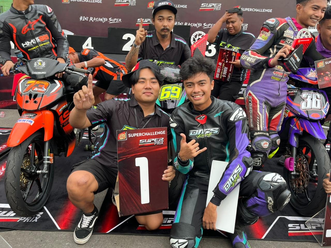 Aldiaz Aqsal bersama Dits Racing sukses menjuarai Race Bebek 2T STD Expert Superprix 2026 Seri 3 Malang. Berbekal motor racikan NTO2, Aldiaz tampil dominan sejak pole position hingga finis pertama.