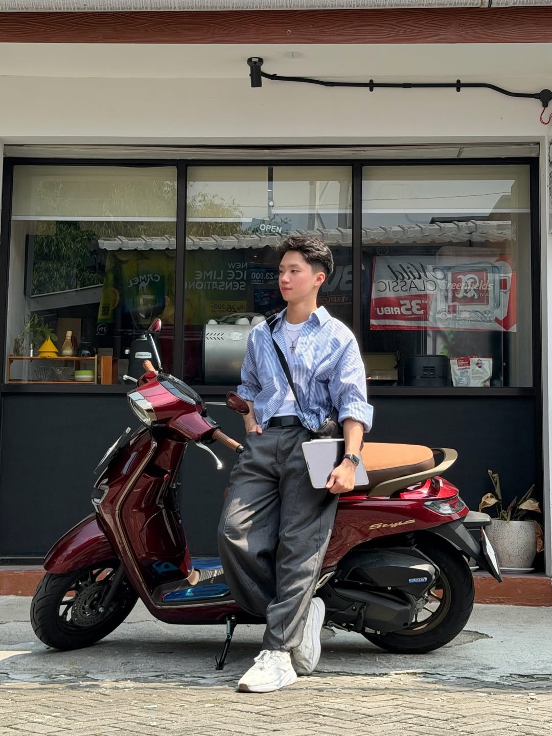 Honda Stylo 160 hadir dengan desain elegan dan modern yang memadukan gaya klasik serta teknologi terkini. Meski berpenampilan kalem, skuter premium dari Honda ini mampu menjadi pusat perhatian di berbagai kondisi perjalanan.