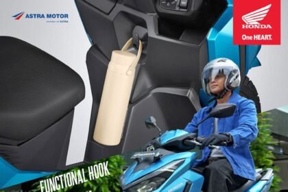 Honda Vario 125 hadir dengan functional hook yang memudahkan pengguna membawa kantong belanja, botol minum, dan barang bawaan lainnya. Simak manfaat fitur praktis ini.