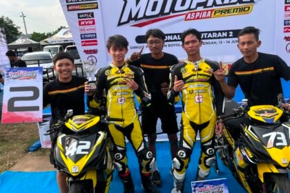 Akbar Abud mencuri perhatian pada Race 1 MP1 Pertamax Turbo Motoprix 2026 Seri 2 Boyolali. Meski terkena penalti jump start dengan tambahan waktu 10 detik, pembalap Aben Racing itu tetap berhasil meraih kemenangan dan memimpin dominasi timnya.