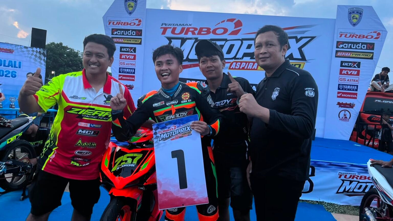 Jordan Badaru tampil impresif pada Race 1 MP2 Novice Pertamax Turbo Motoprix 2026 Seri 2 Boyolali. Pembalap asal Solo itu berhasil menaklukkan puluhan rival dan meraih kemenangan yang membuktikan kualitas serta potensinya masih terjaga.