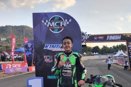 Umar Asyfaq alias Umar Bule tampil impresif dengan menjuarai Sprint Race Matapanah Cup Race (MCR) 2026 Putaran Pertama di Sirkuit Suryo, Magetan. Kemenangan ini menjadi modal berharga bagi SAE Racing Team dalam perburuan gelar musim 2026.