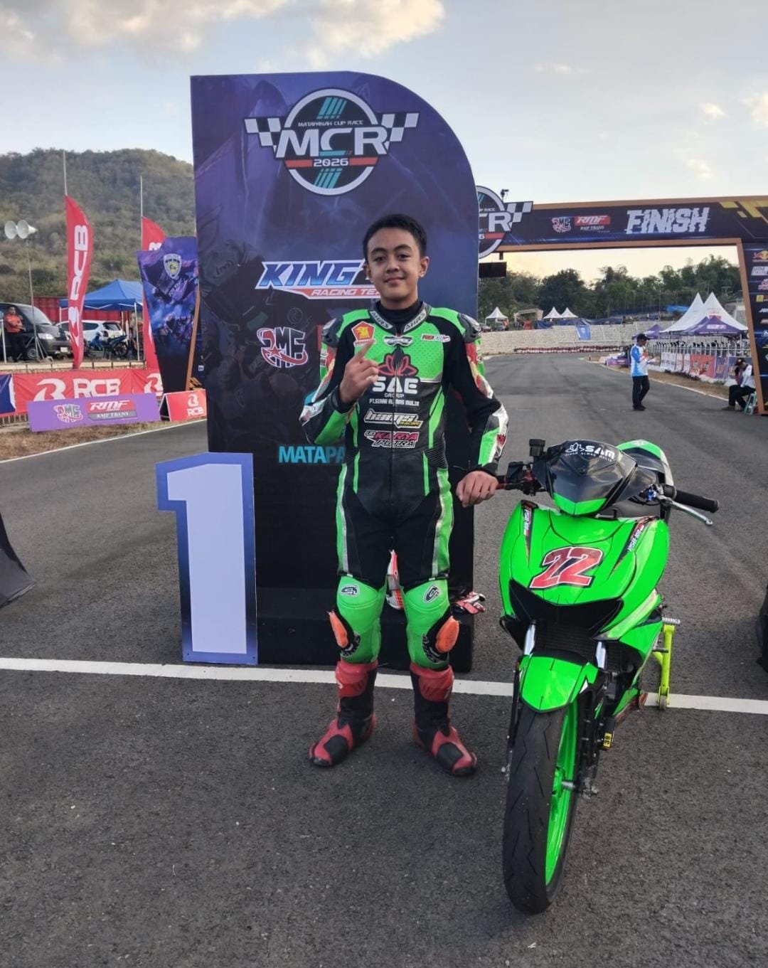 Umar Asyfaq alias Umar Bule tampil impresif dengan menjuarai Sprint Race Matapanah Cup Race (MCR) 2026 Putaran Pertama di Sirkuit Suryo, Magetan. Kemenangan ini menjadi modal berharga bagi SAE Racing Team dalam perburuan gelar musim 2026.