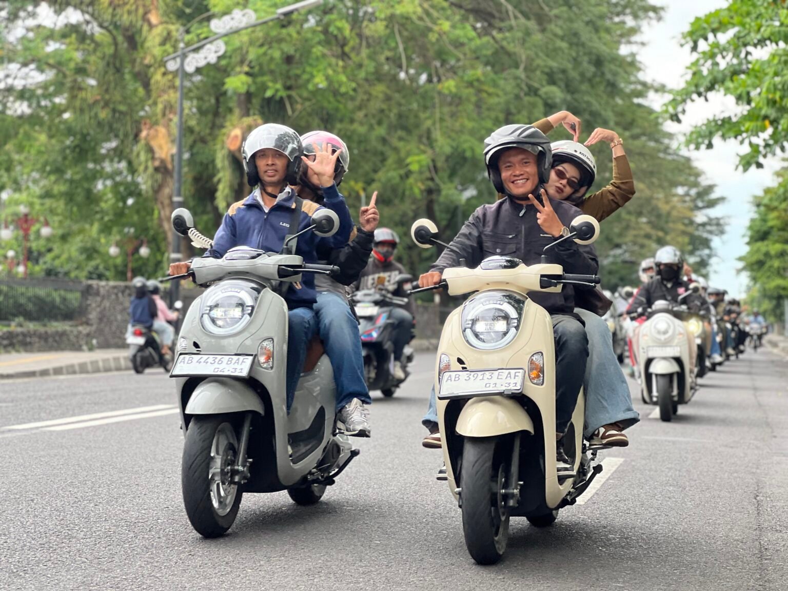 Astra Motor Yogyakarta menggelar Scoopy Your Mode, Your Ride yang memadukan edukasi keselamatan berkendara, city rolling, hingga tote bag painting untuk mempererat solidaritas komunitas Honda Scoopy.