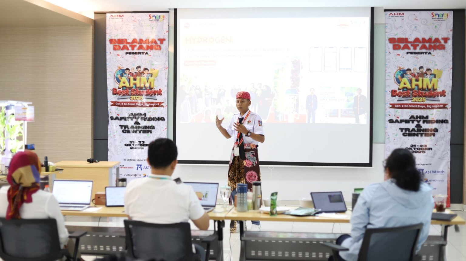 AHM Best Student 2026 resmi dibuka. Kompetisi ini mengajak pelajar SMA/sederajat menghadirkan inovasi berbasis SDGs dengan total hadiah ratusan juta rupiah dan kesempatan mengembangkan ide menjadi solusi nyata.