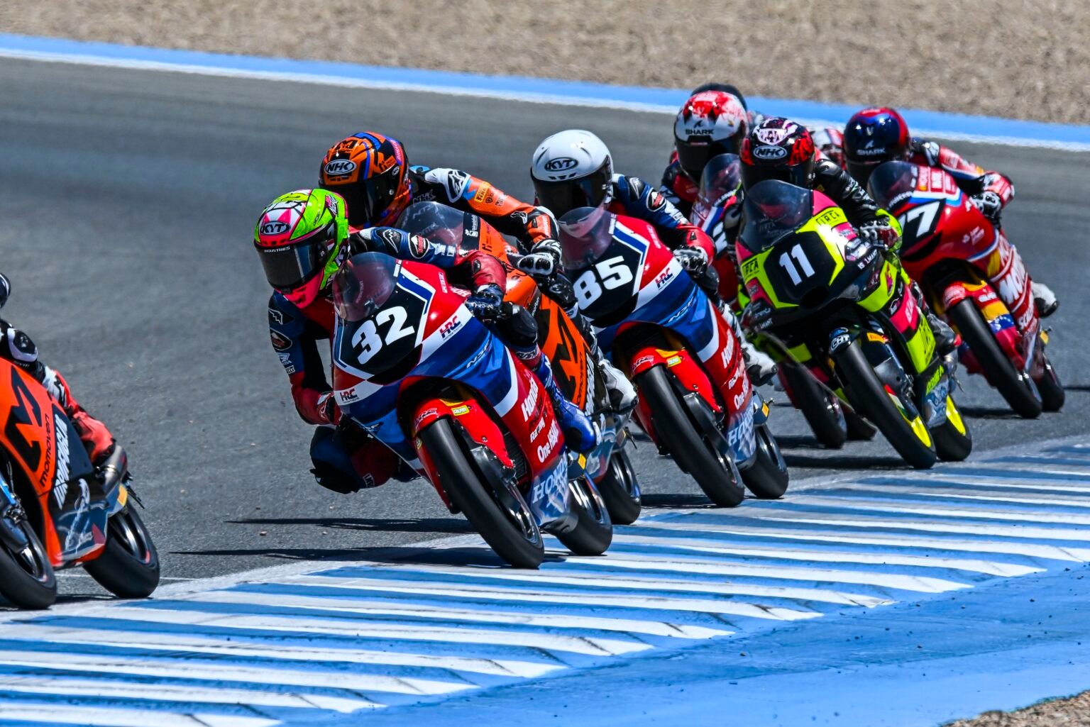 Pebalap muda Indonesia M. Kiandra Ramadhipa meraih sembilan poin pada putaran Moto3 Junior World Championship 2026 di Jerez. Meski gagal finis di race kedua akibat insiden lap terakhir, peluang merebut gelar juara masih terbuka.