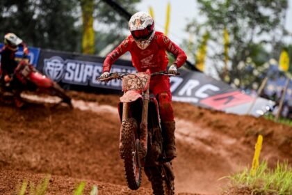 Ivan Valrossi sukses meraih podium pertamanya di Kejurnas Motocross MX2 2026 seri Bekasi. Meski memulai balapan dari posisi start terakhir, pebalap binaan AHM ini mampu finis ketiga pada race pertama.