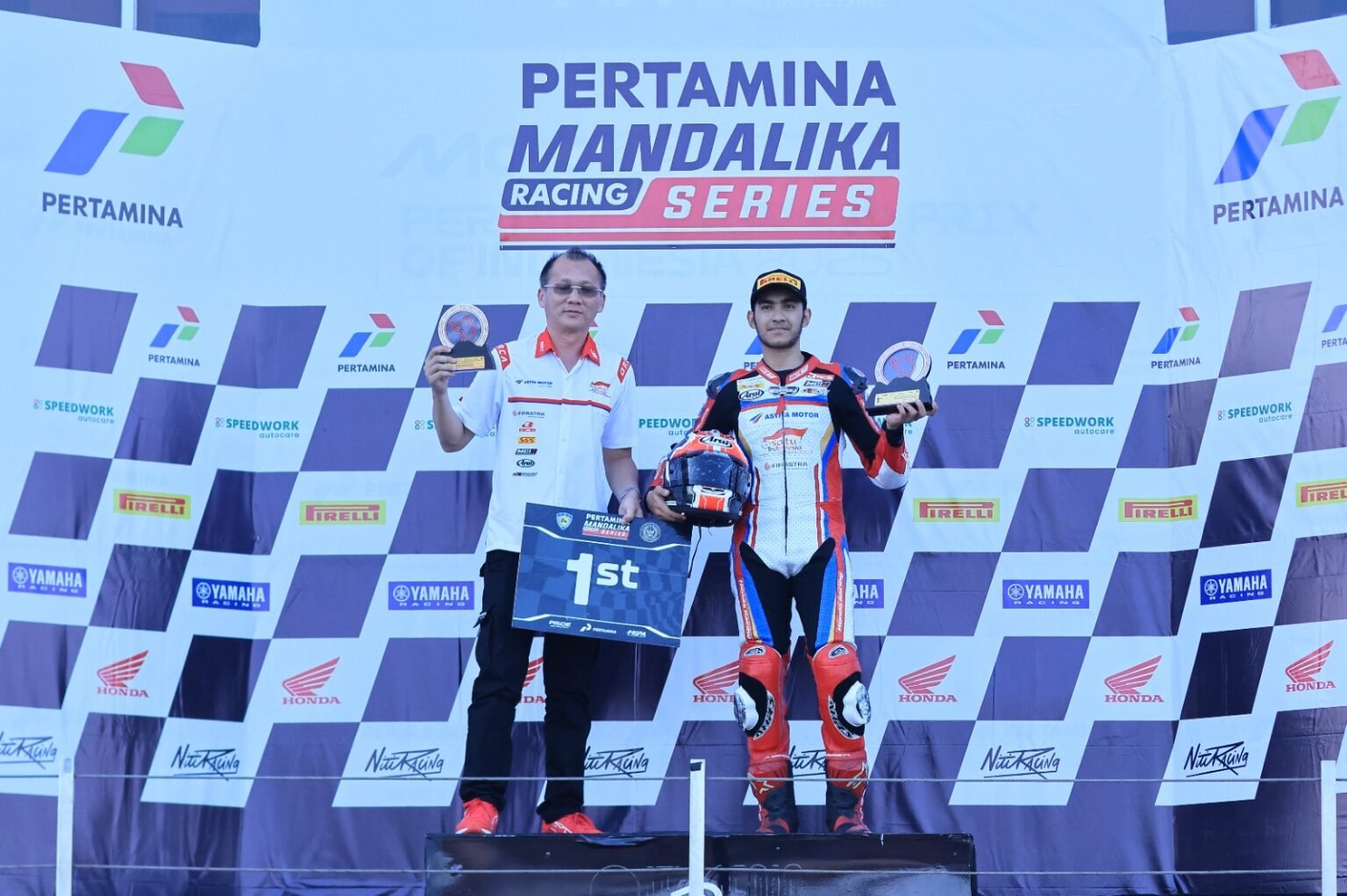 Pembalap Astra Motor Racing Team, Andi Gilang (kanan) berhasil sumbang 4 podium di Mandalika Racing Series Ronda 2 diantaranya double winner pada kelas Kejurnas Sport 250cc baik di race 1 maupun di race 2 dan podium ke tiga dari kelas Kejurnas Sport 150cc pada race 1 dan race 2 (21/06/2026).