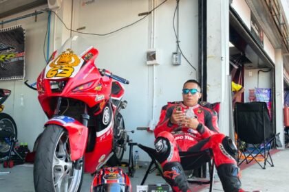 Bripda I Putu Adi Kartika Putra dari Dit Polairud Polda Bali membuktikan bahwa profesi sebagai anggota Polri dapat berjalan seiring dengan hobi balap. Lewat prestasi di lintasan, ia mengajak generasi muda menghentikan balap liar, menjauhi narkoba, dan menyalurkan bakat di sirkuit resmi.