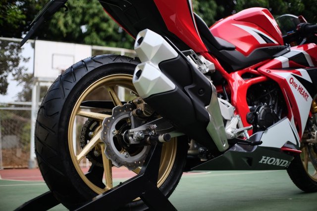 Kenali perbedaan knalpot brong dan racing pada motor Honda. Simak fungsi, pengaruh terhadap performa, suara, legalitas, serta tips memilih knalpot yang tepat untuk penggunaan harian.