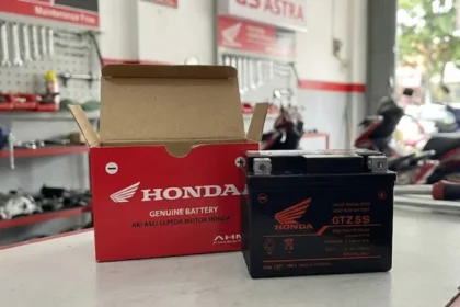 Masih bingung memilih aki kering atau aki basah untuk motor? Kenali perbedaan, kelebihan, kekurangan, serta tips memilih aki yang sesuai agar performa motor tetap optimal.