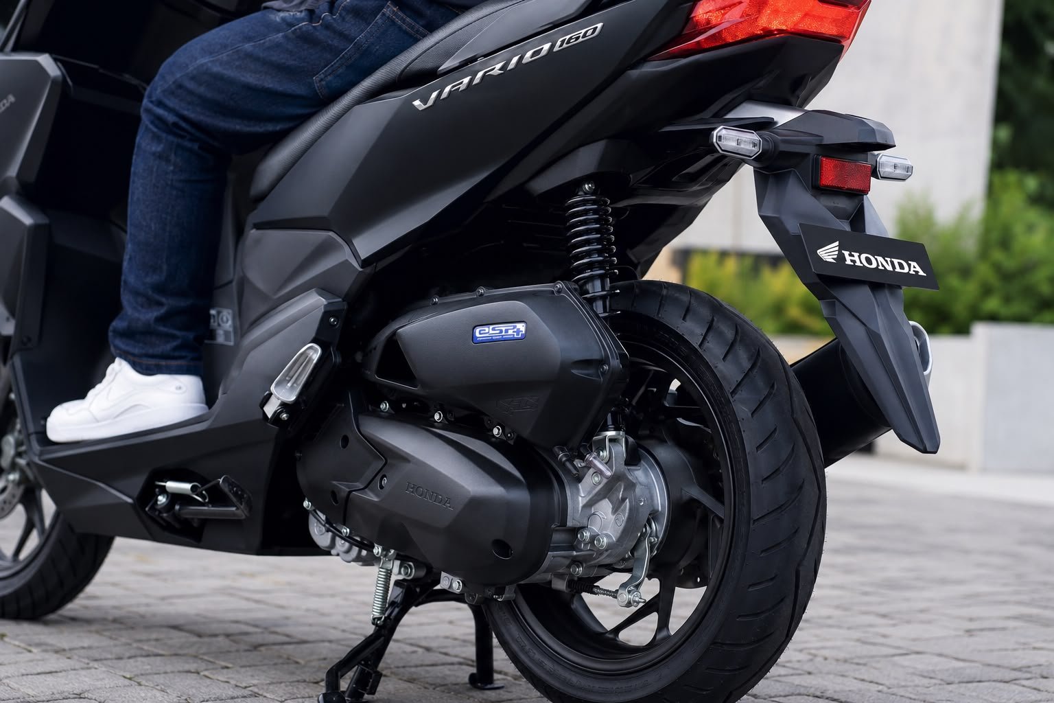 Kenapa motor Honda kini menggunakan teknologi injeksi PGM-FI? Simak kelebihan sistem injeksi dibanding karburator, mulai dari BBM lebih irit, performa stabil, perawatan mudah, hingga emisi lebih rendah.