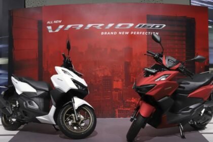 Honda Vario 160 hadir dengan mesin 160 cc eSP+, desain sporty, fitur modern, dan pilihan ABS. Simak spesifikasi serta alasan skutik Honda ini cocok untuk mobilitas masa kini.