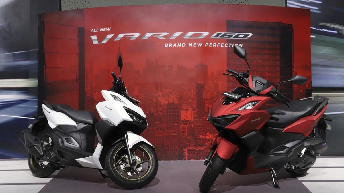 Honda Vario 160 hadir dengan mesin 160 cc eSP+, desain sporty, fitur modern, dan pilihan ABS. Simak spesifikasi serta alasan skutik Honda ini cocok untuk mobilitas masa kini.