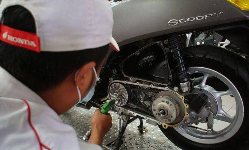 Ingin ganti roller motor Honda dengan bobot lebih berat? Simak kelebihan dan kekurangannya, mulai dari pengaruh akselerasi, top speed, konsumsi BBM, hingga tips perawatan CVT agar tetap optimal.