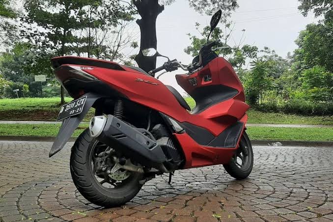 Masih bingung ukuran ring Honda PCX 160? Simak informasi lengkap mengenai ukuran ban depan dan belakang, alasan perbedaannya, serta spesifikasi yang membuat skutik premium ini nyaman dikendarai.