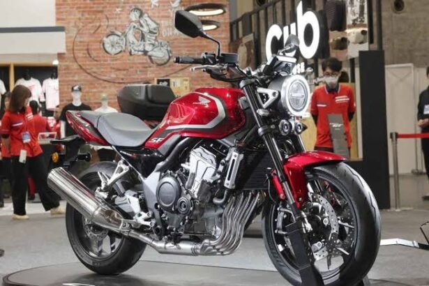 Honda resmi menghidupkan kembali CB400 Super Four lewat versi E-Clutch dan menyiapkan CBR400R Four. Simak spesifikasi, teknologi terbaru, serta sejarah motor legendaris yang kembali mencuri perhatian.
