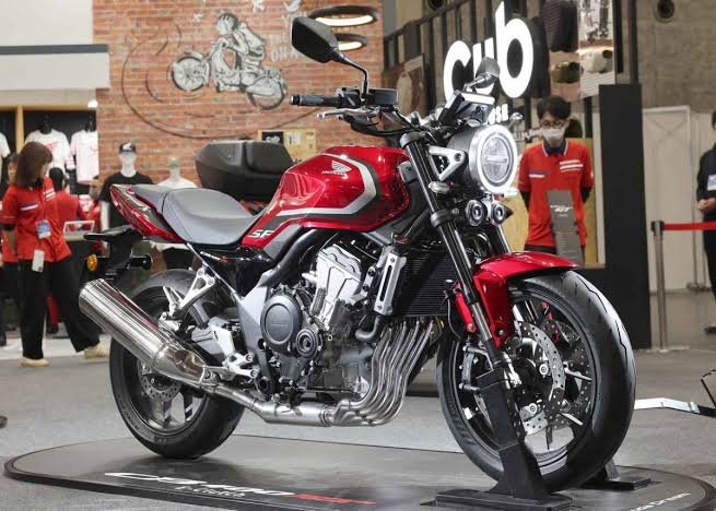 Honda resmi menghidupkan kembali CB400 Super Four lewat versi E-Clutch dan menyiapkan CBR400R Four. Simak spesifikasi, teknologi terbaru, serta sejarah motor legendaris yang kembali mencuri perhatian.