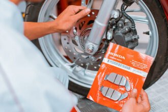 Rem depan motor berbunyi berdecit? Kenali delapan penyebab yang paling sering terjadi, mulai dari kampas rem kotor hingga kaliper macet, beserta langkah pencegahannya agar berkendara tetap aman.