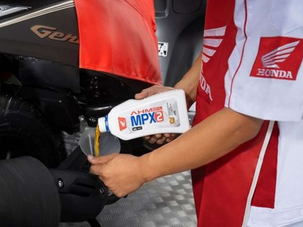Bingung kapan waktu tepat ganti oli motor Honda? Simak jarak ideal penggantian oli, tanda oli harus diganti, dan tips menjaga mesin tetap prima.
