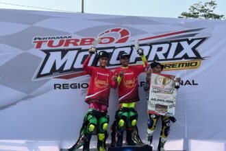 Alfi Husni dan Aldiaz Aqsal menguasai Race 2 MP1 Expert Final Region B Motoprix 2026 di Semarang. Akbar Abud finis ketiga sekaligus memastikan gelar juara Region B kategori Expert.