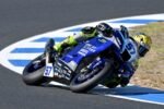 Ilustrasi pebalap Aldi Satya Mahendra mengendarai motor Yamaha bernomor 57 di lintasan balap World Supersport.