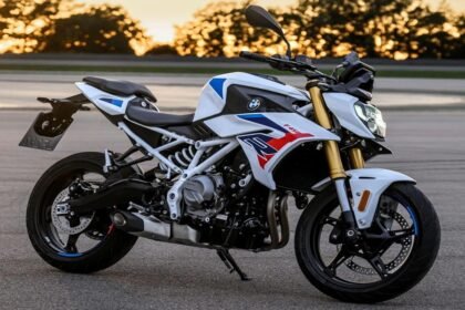 Ilustrasi AI motor BMW F 450 R 2027 bergaya naked sport dengan bodi putih, aksen biru merah, dan suspensi depan emas.