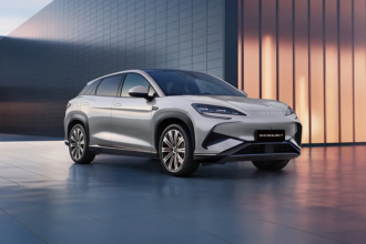 BYD Sealion 7 SUV listrik berwarna silver dengan desain futuristis
