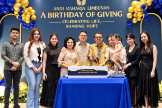 Andi Raharja Limbunan bersama keluarga dalam perayaan ulang tahun dengan dekorasi biru dan emas.