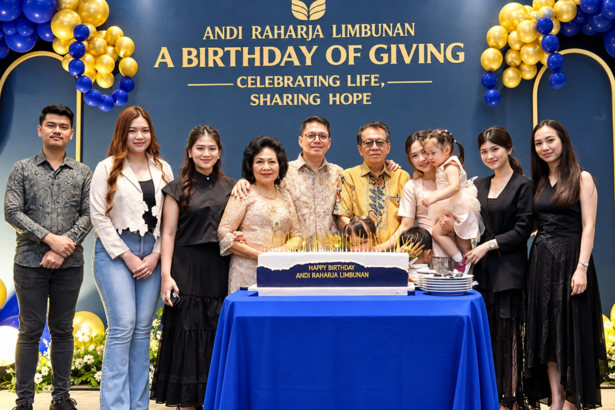 Andi Raharja Limbunan bersama keluarga dalam perayaan ulang tahun dengan dekorasi biru dan emas.