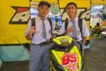 Dua siswa SMK Muhammadiyah 1 Blora berpose di samping motor balap Yamaha dalam kegiatan Yamaha Cup Race 2026.