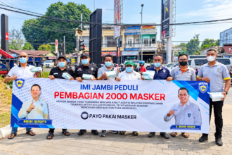 IMI Jambi membagikan 2.000 masker kepada warga di tengah kabut asap Kota Jambi.