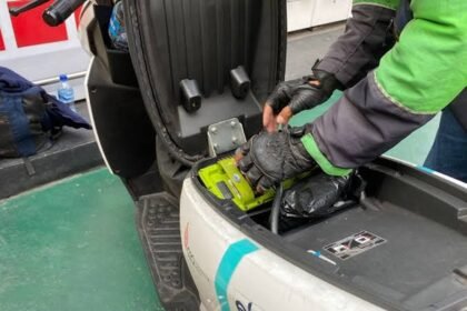 Baterai motor listrik dilepas dari kompartemen baterai Caption: