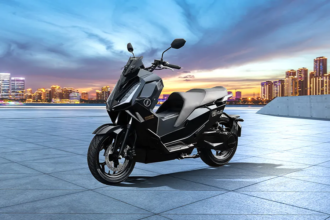 Motor listrik sporty hitam dengan desain modern di area perkotaan