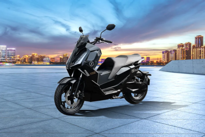 Motor listrik sporty hitam dengan desain modern di area perkotaan