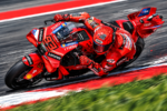 Ilustrasi AI motor balap Ducati MotoGP berwarna merah saat menikung ekstrem di lintasan sirkuit.