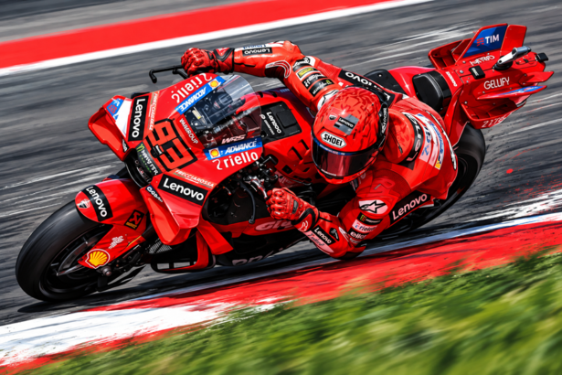 Ilustrasi AI motor balap Ducati MotoGP berwarna merah saat menikung ekstrem di lintasan sirkuit.