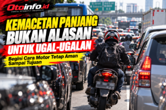 Pengendara motor berkendara aman di tengah kemacetan
