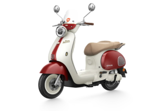 Motor listrik Yadea OVA warna merah putih dengan desain skutik retro