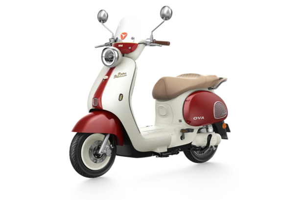 Motor listrik Yadea OVA warna merah putih dengan desain skutik retro