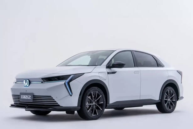 Honda e berwarna putih dengan desain futuristis, lampu LED, dan velg sport hitam