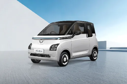 Mobil listrik Wuling Air ev berwarna putih dengan desain kompak